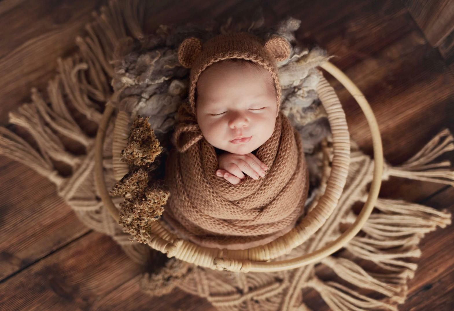 Slapende pasgeboren baby met een gebreid mutsje