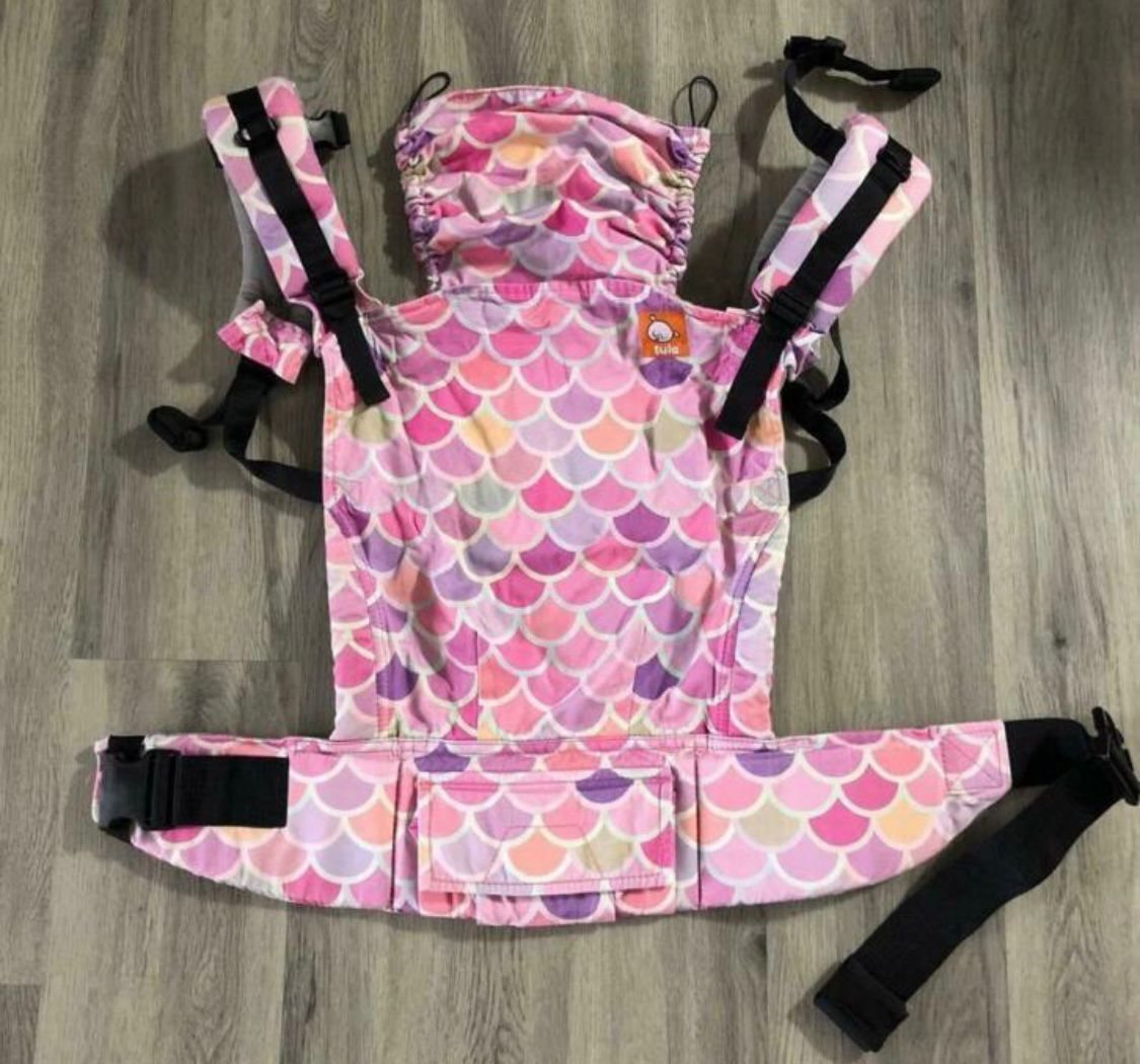 Tula Free to Grow Syrena Sea draagzak met roze en paarse schubbenprint